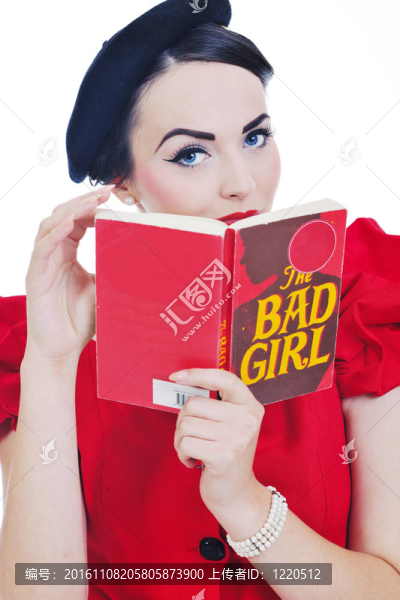 美麗的年輕女人讀的書