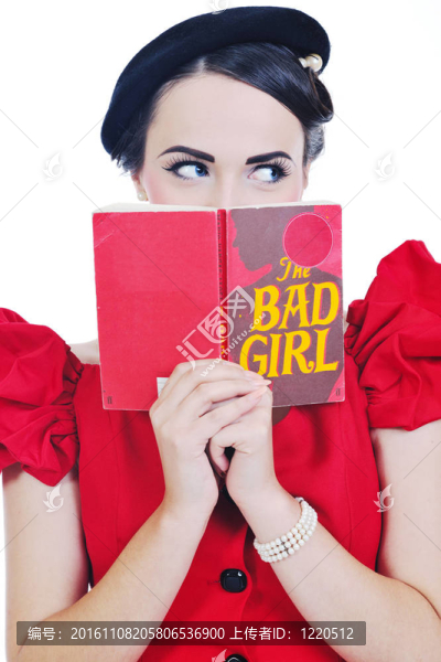 美麗的年輕女人讀的書