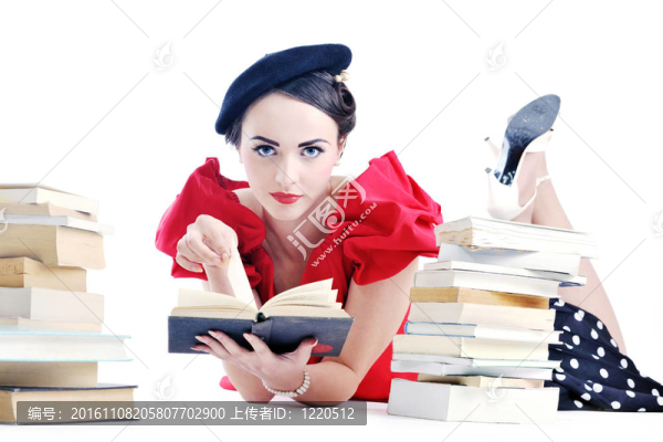 美麗的年輕女人讀的書