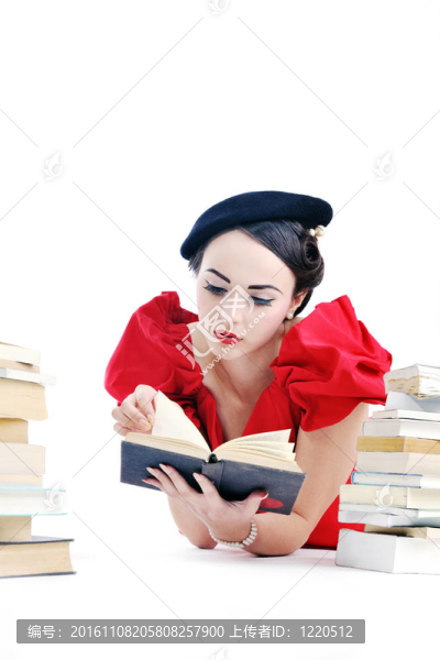 美麗的年輕女人讀的書