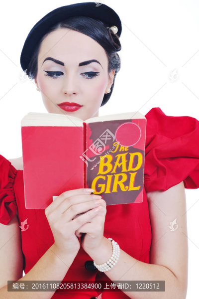 美麗的年輕女人讀的書