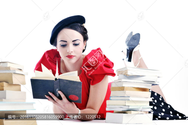 美麗的年輕女人讀的書(shū)