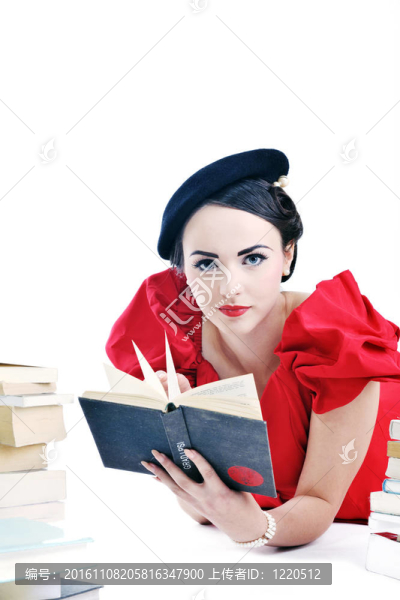 美麗的年輕女人讀的書