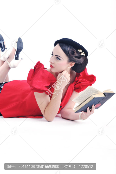 美麗的年輕女人讀的書