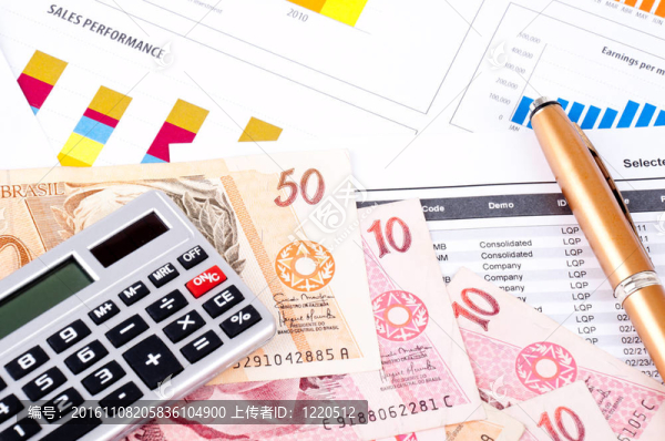 金融圖表和數(shù)據(jù)表。巴西貨幣和筆。
