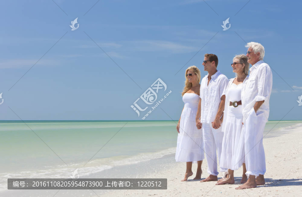 兩對夫婦；一家人一起在熱帶海灘上牽手