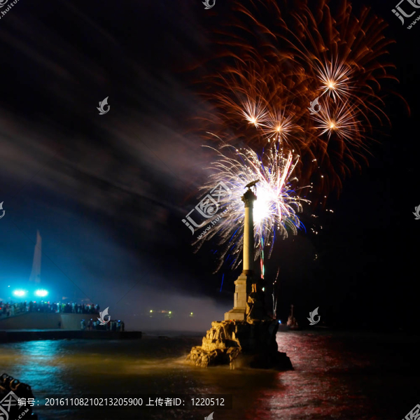 向海灣上空的焰火致敬。