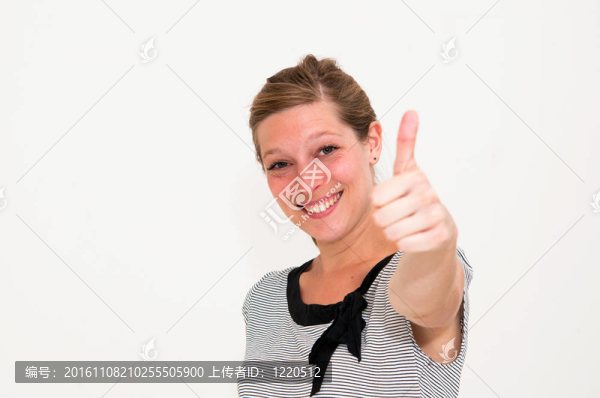 顯示豎起大拇指的女人