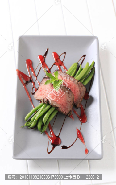 烤牛肉和串豆子