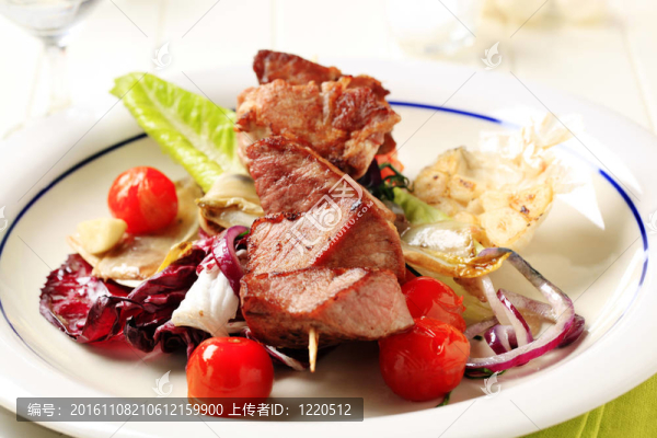 豬肉烤肉和蔬菜