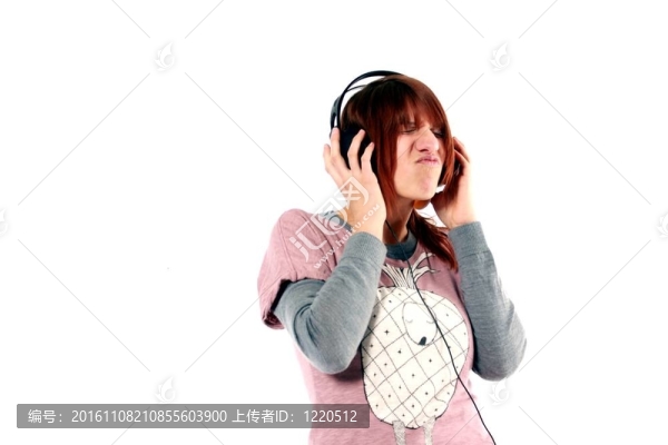女孩聽(tīng)音樂(lè)