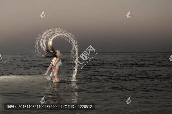 在熱帶水上的女人