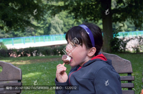 女孩吃冰淇淋。