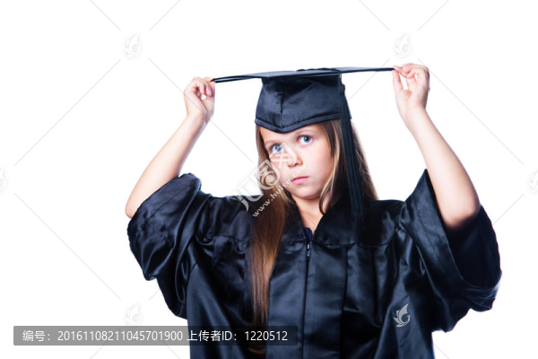 可愛的女孩與學士帽和長袍嚴重黑學術帽孤立的白色肖像