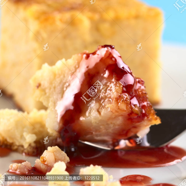 Strawberry,syrup對(duì)烤年糕（選擇性聚焦，重點(diǎn)放在蛋糕的前面和糖漿）
