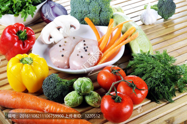 生雞肉與新鮮蔬菜