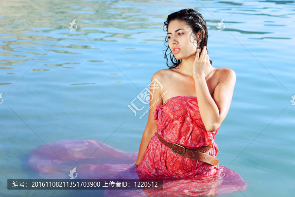 美麗的女人在水里