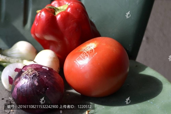 老椅子上的蔬菜