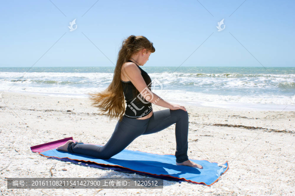 一個運動的棕色頭發(fā)的女人做瑜伽運動旋轉(zhuǎn)Low,Lunge或Ashwa,Sanchalanasana的