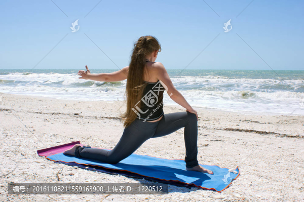 一個運(yùn)動的棕色頭發(fā)的女人做瑜伽運(yùn)動旋轉(zhuǎn)Low,Lunge或Ashwa,Sanchalanasana的