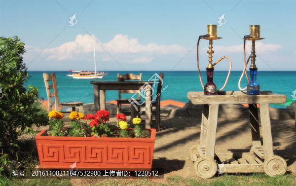 兩個傳統(tǒng)的土耳其水管（水煙筒）在凱梅爾地中海海景露天餐廳的桌子上；土耳其。
