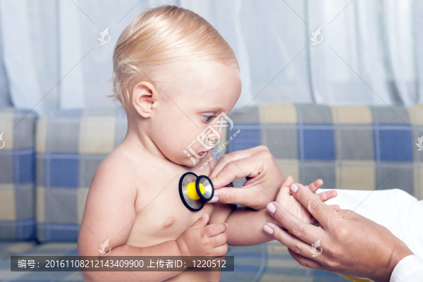 在醫(yī)生的接待上的嬰兒