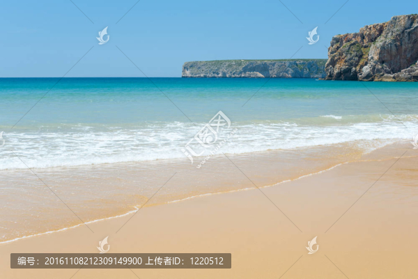 帶微浪的陽(yáng)光沙灘