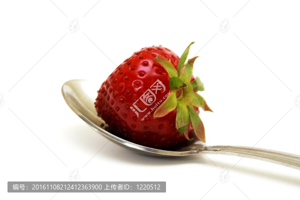 草莓躺在勺子的照片放大