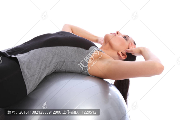 在健身球的適合女人仰臥起坐