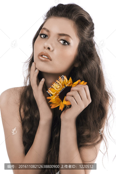 美麗的女孩擺著向日葵