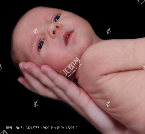 母親用一只手抱著新生兒。孤立的黑色