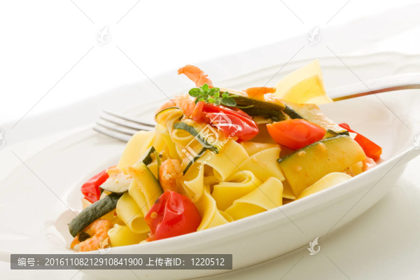 用西葫蘆和蝦面