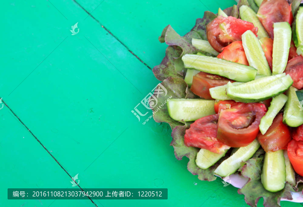 綠色木餐桌上的蔬菜沙拉