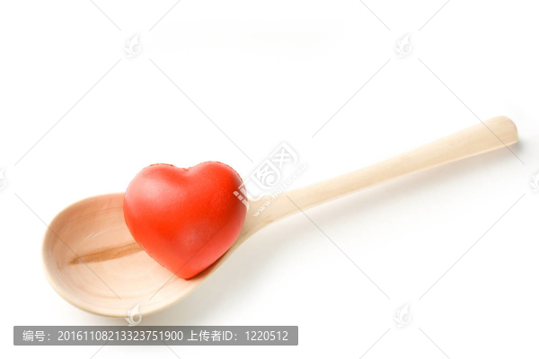 白色背景上的勺子和心臟