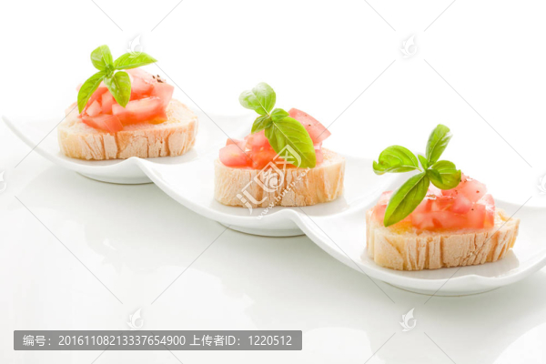 面包片加番茄和羅勒分離