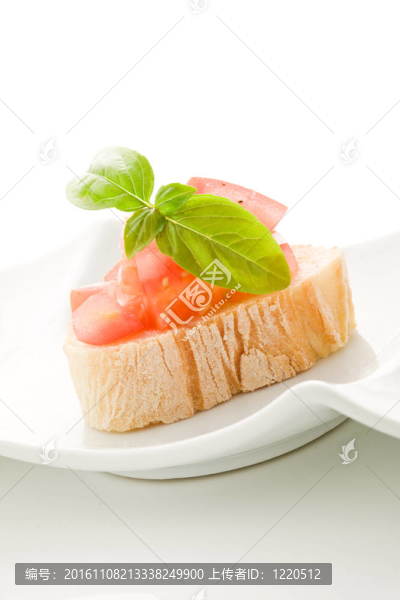 面包片加番茄和羅勒分離