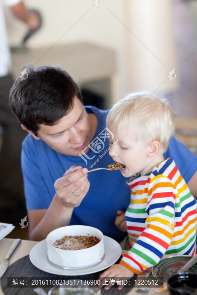 爸爸和兒子吃早飯