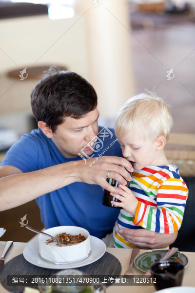 爸爸和兒子吃早飯