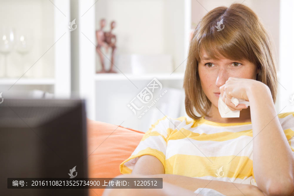 在電視上看電視劇的女人
