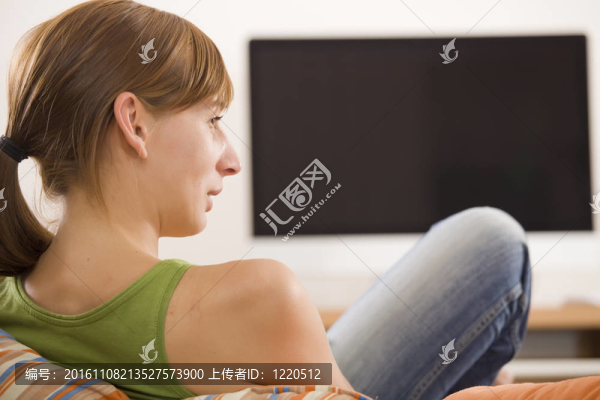 女人看電視