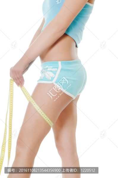 穿著帶著帶子的短褲的女孩