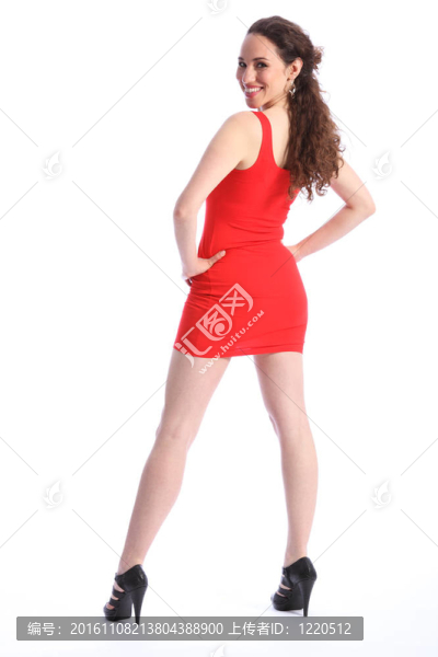 從快樂的年輕女子微笑在短紅色連衣裙