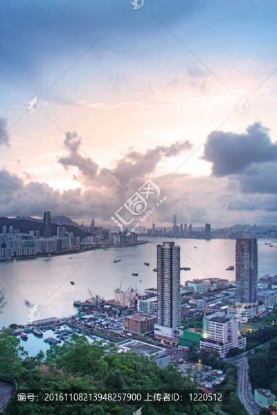 香港的天際線在夜間