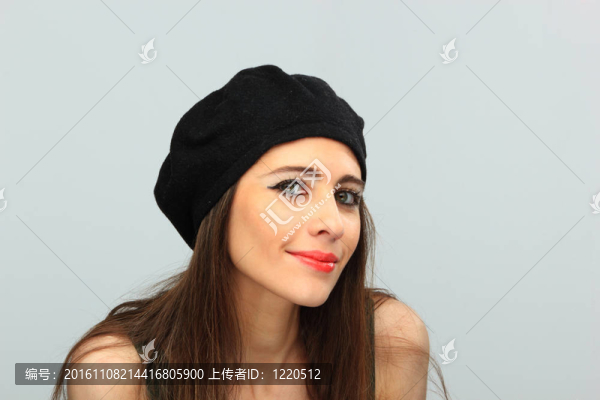 美麗的微笑的女人戴著貝雷帽