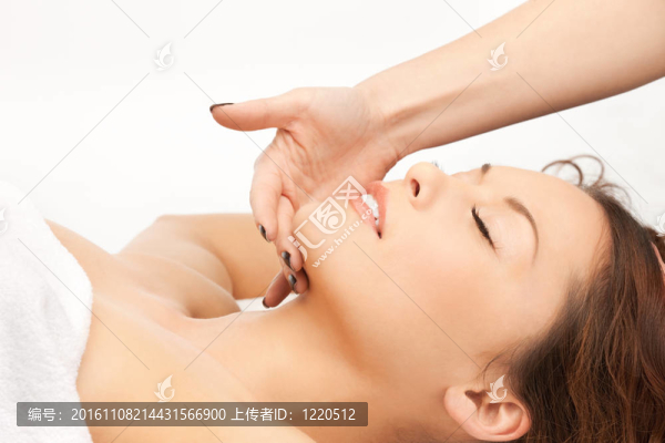 美麗的女人在按摩沙龍