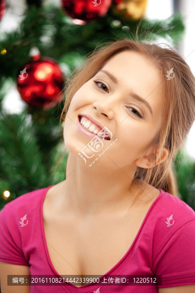 快樂和微笑的女人圣誕樹