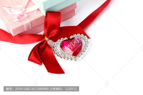 紅心；絲帶和禮品盒