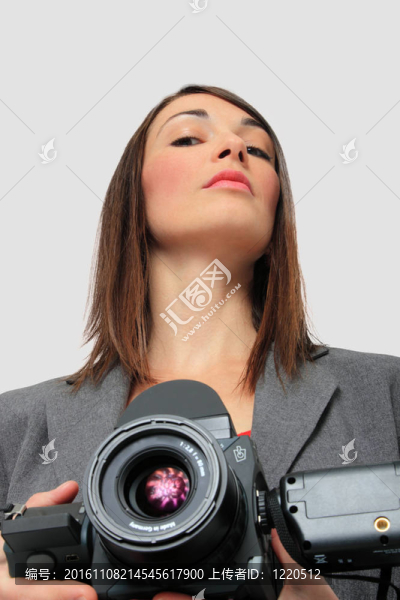 中格式相機的女人