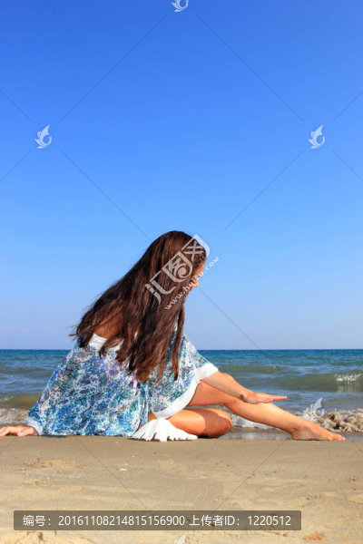海灘上的美麗的女孩