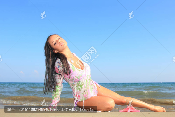 海灘上的美麗的女孩